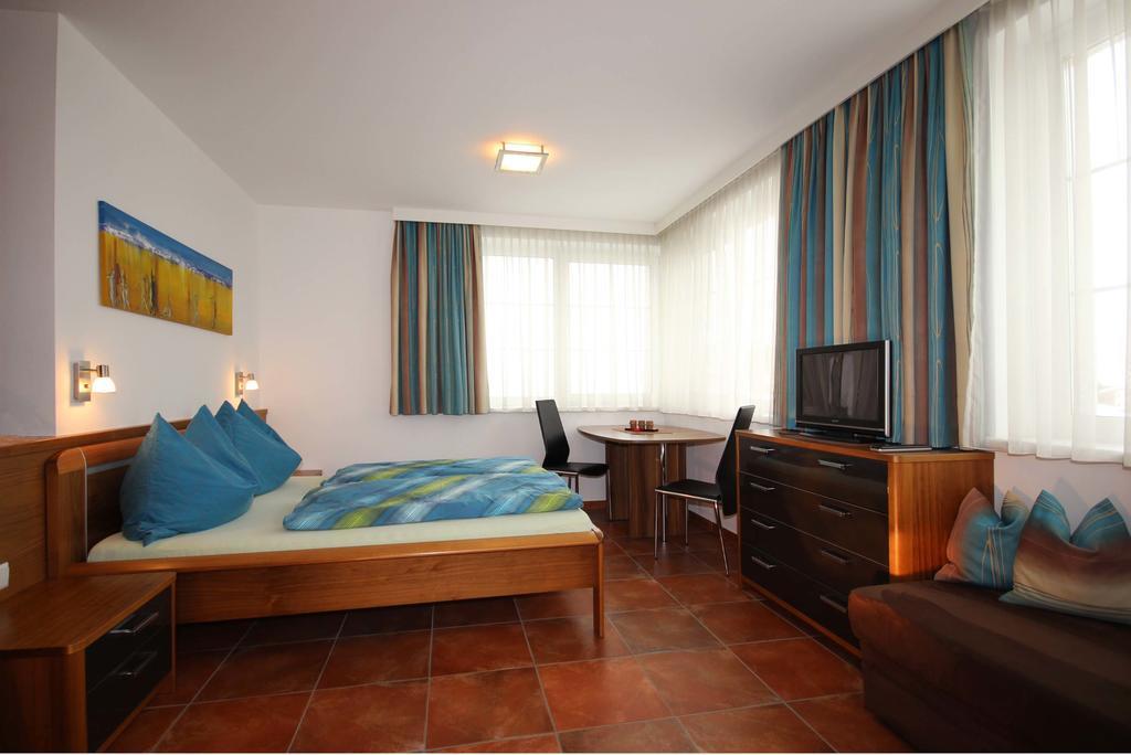 Apartments Schloss-Weissenstein-Strasse Матрей ин Остирол Екстериор снимка